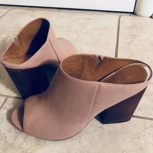 Linea Paola block heels